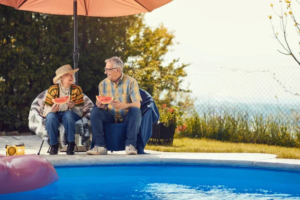 Senioren haben Spaß zusammen und essen Wassermelone — Stockfoto