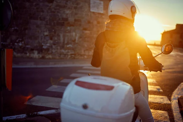 Mädchen auf Vespa-Roller in der Stadt. Radfahrer. — Stockfoto