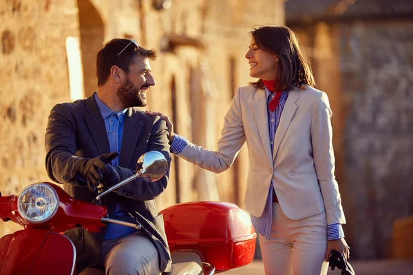 骑摩托车的，骑摩托车的年轻夫妇. — 图库照片