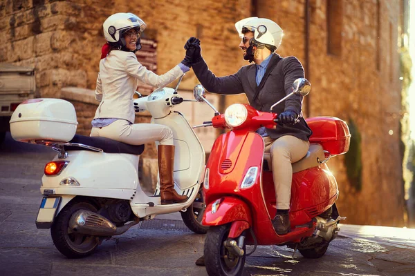 Lächelnde Menschen auf dem Roller in der Stadt — Stockfoto