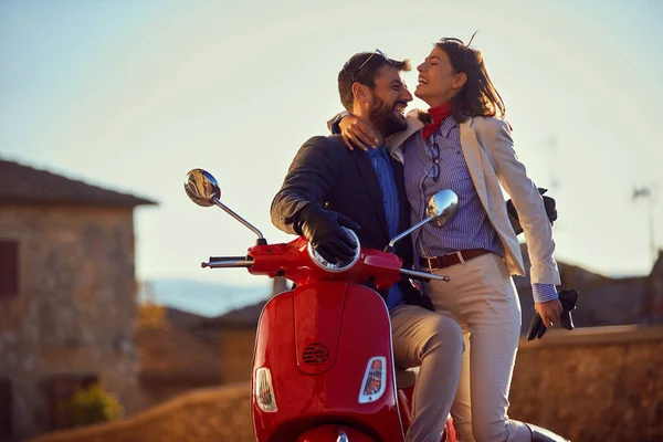 Jongeman en vrouw paardrijden scooter. — Stockfoto