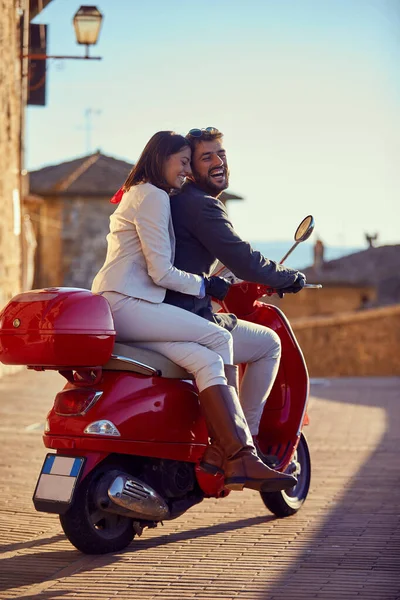 Paar rijden motor scooter in de stad . — Stockfoto