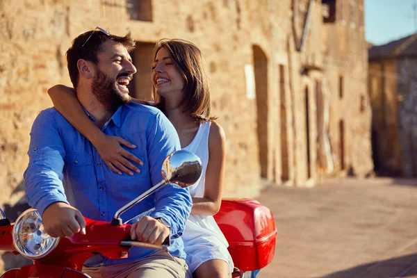 Ehepaar fährt Motorroller in der Stadt . — Stockfoto