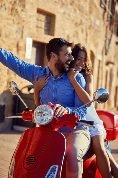 Casado casal equitação motor scooter na rua da cidade . — Fotografia de Stock