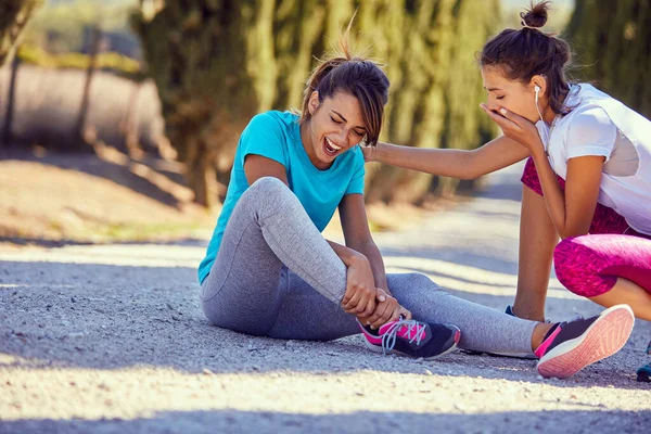 Idrottsskada. Flickskada vid jogging. — Stockfoto