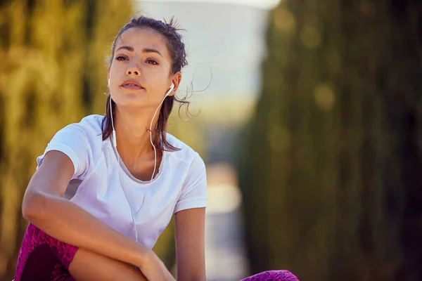 Běžkyně žen. jogging venku. Dívka školení — Stock fotografie