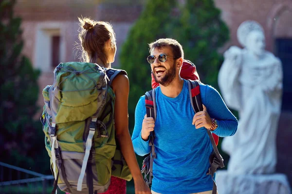 Paar met backpackers wandelen en reizen buiten — Stockfoto