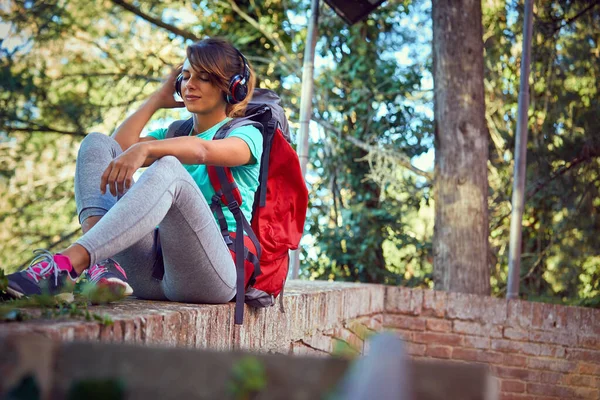 Glimlachend meisje met backpackers wandelen en reizen — Stockfoto