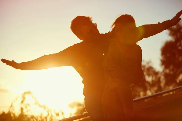 Pareja romántica disfruta al atardecer —  Fotos de Stock