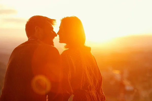 Casal romântico desfrutando juntos no pôr do sol romântico . — Fotografia de Stock