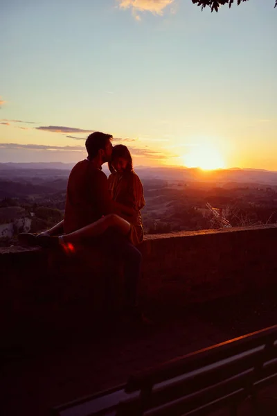 ロマンチックな夕日で一緒に楽しむロマンチックな笑顔のカップル. — ストック写真