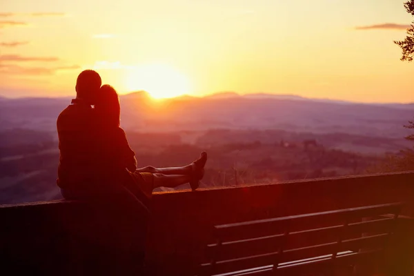 Romantický muž a žena těší společně na romantický západ slunce. — Stock fotografie