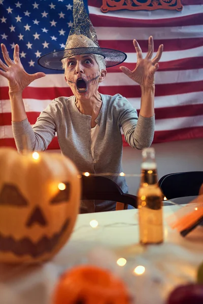 Halloween. spookachtige vrouw met heksenhoed. — Stockfoto