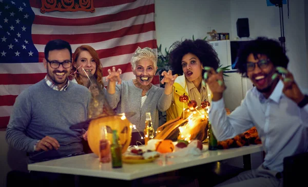 Pessoas em trajes assustadores para uma festa para o Halloween com rostos assustadores — Fotografia de Stock