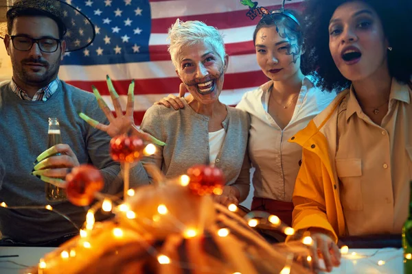 Teman-teman dengan kostum menyeramkan bersenang-senang di pesta Halloween — Stok Foto