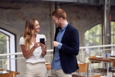 Sıradan bir iş adamı ve kadın frenle konuşuyor.