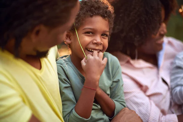 Afro Amerikaanse Leuke Jongen Vieren Verjaardagsfeest Leuke Tijd Gelukkig Gezin — Stockfoto