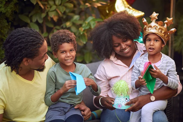 Afro Amerikaanse Jonge Familie Spelen Met Papieren Boten Vieren Verjaardagsfeest — Stockfoto