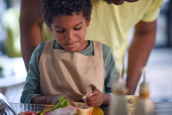 美国黑人可爱的男孩在家里吃早餐 — 图库照片
