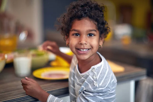 Афро Американская Милая Девушка Завтракающая Утрам — стоковое фото