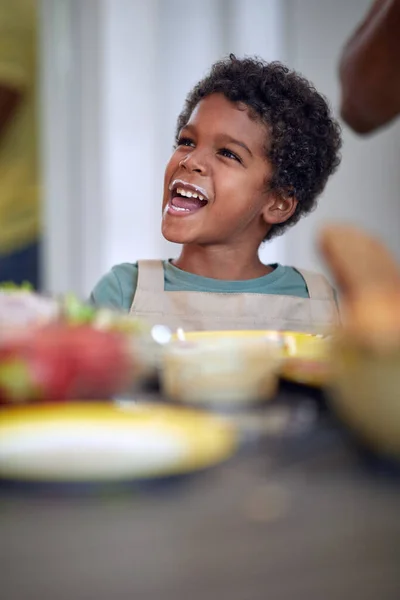 Niño Feliz Divertirse Desayuno Tener Bigote Leche — Foto de Stock