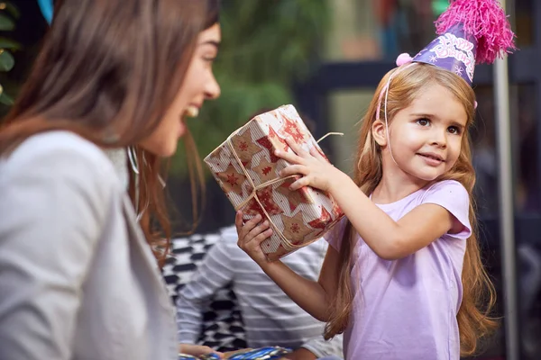 Geburtstagskind Und Ihre Geschenke Happy Child Girl Opening Birthday Gift — Stockfoto