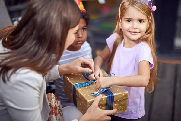 Souriant Enfant Fille Ouverture Cadeau Anniversaire Avec Mère Fête Anniversaire — Photo