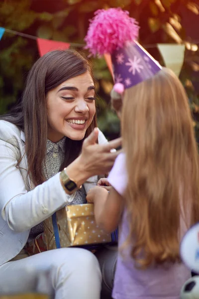 Feliz Sonrisa Dar Regalo Cumpleaños Niña Sonriente — Foto de Stock