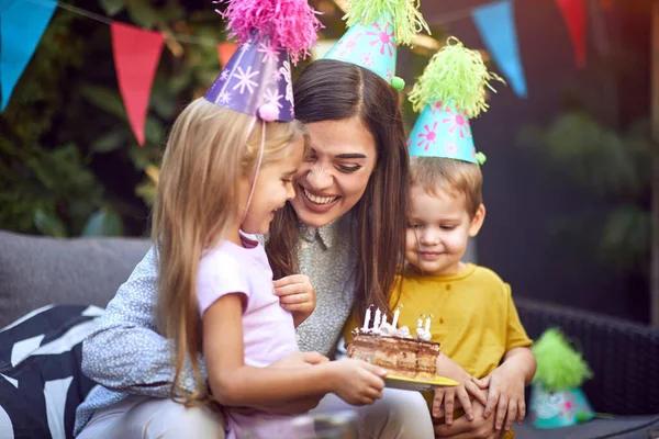 Lächelnde Mutter Und Ihre Jungen Und Mädchen Feiern Kindergeburtstag Und — Stockfoto