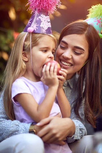 Birthday Girl Celebrate Birthday Eating Apple Her Mot — Stock Photo, Image