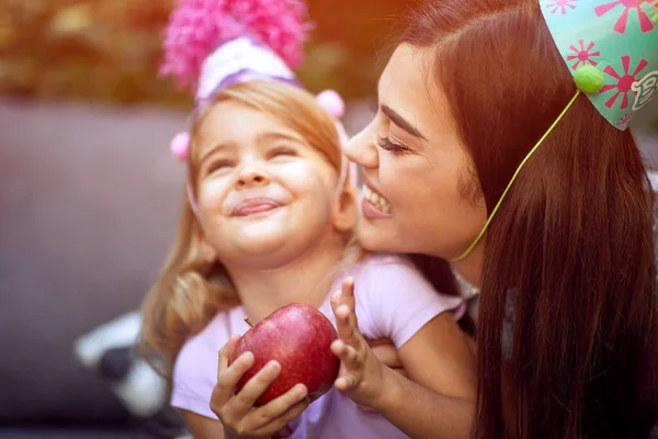 Happy Girl Świętować Urodziny Jedzenie Owoców Matką — Zdjęcie stockowe