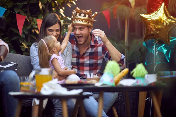 Homem Feliz Com Coroa Cabeça Divertir Festa Aniversário Com Família — Fotografia de Stock