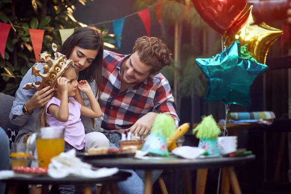 Chica Feliz Con Corona Cabeza Divertirse Fiesta Cumpleaños Con Familia —  Fotos de Stock