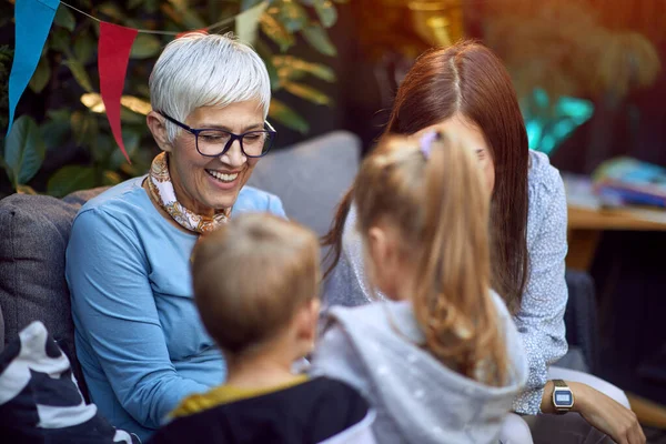 Lächelnde Seniorin Hat Spaß Mit Ihren Enkeln Hause — Stockfoto
