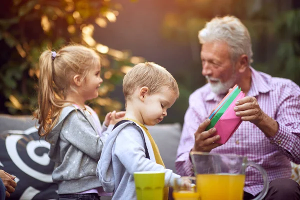 Glücklicher Großvater Genießt Und Spielt Mit Seinem Enkelkind — Stockfoto