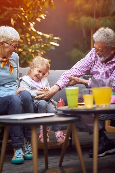 Glada Äldre Par Leker Med Leende Barnbarn Familjegenerationers Koncept — Stockfoto