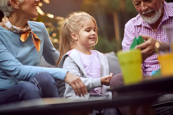 Lächeln Mädchen Genießt Mit Ihrem Großvater Freien Hause — Stockfoto