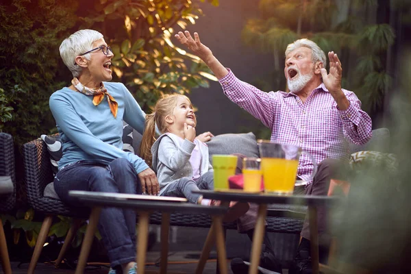 Nieta Alegre Pasar Tiempo Bueno Divertido Con Sus Abuelos Felices — Foto de Stock