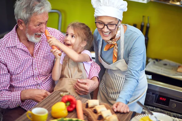 Nieta Alegre Casa Preparar Desayuno Con Sus Abuelos Sonrientes — Foto de Stock