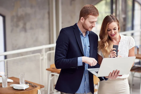 Mitarbeiterinnen Und Mitarbeiter Beim Geselligen Beisammensein Büro — Stockfoto