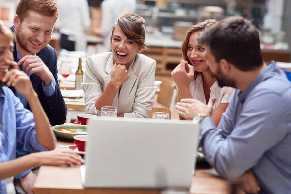 Företag Casual Medarbetare Som Har Lunchrast Kontoret Restaurang — Stockfoto