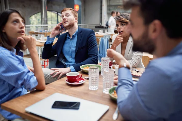 Lage Group Young Coworkers Discussing Worries Meal — Stock Photo, Image