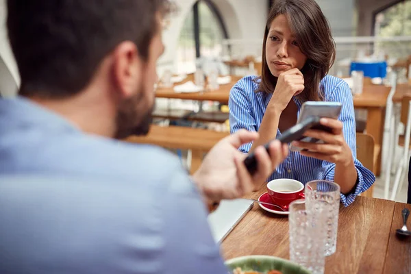 Pareja Hablando Restaurante Con Teléfonos Celulares Sus Manos — Foto de Stock