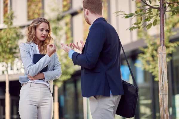 Jong Zakenman Gesprek Met Een Vrouwelijke Collega Denken Buiten — Stockfoto