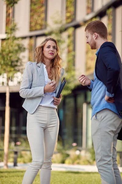 Imagen Vertical Gente Negocios Hablando Aire Libre Mujer Mirando Distancia — Foto de Stock