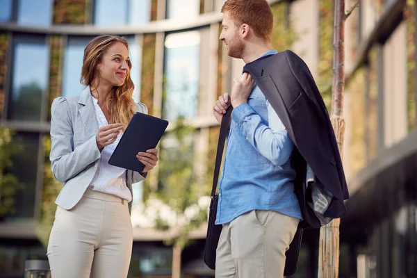 Jóvenes Caucásicos Colegas Hablando Aire Libre — Foto de Stock