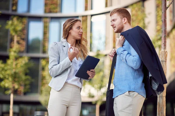 Cowokers Negocios Femeninos Masculinos Discutiendo Fuera Oficina — Foto de Stock