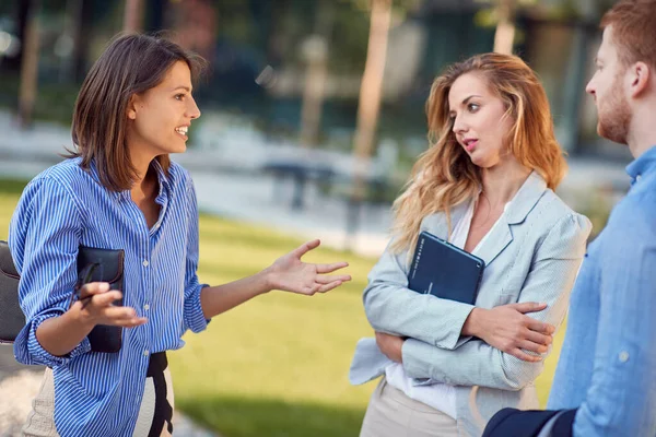 Grupo Gente Informal Pequeñas Empresas Hablando Afuera Sol — Foto de Stock