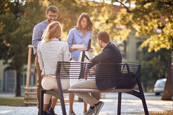 Grupo Colegas Reunidos Parque Día Soleado — Foto de Stock