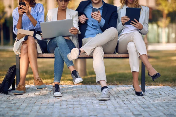 Grupo Empresários Que Têm Reunião Casual Parque Conceito — Fotografia de Stock